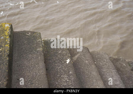 Le fasi che conducono in basso verso il fiume Mersey in Liverpool Regno Unito Foto Stock