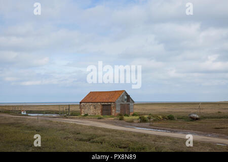 Vecchia barca-house e la foce a Thornham Porto Vecchio, Thornham, Norfolk, Inghilterra Foto Stock