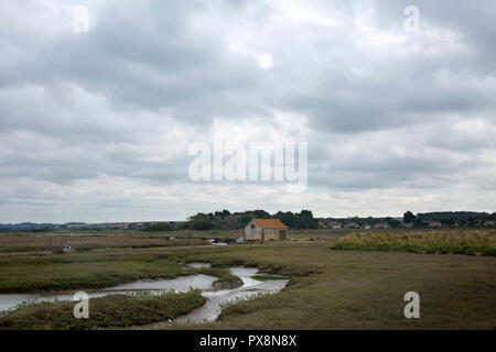 Vecchia barca-house e la foce a Thornham Porto Vecchio, Thornham, Norfolk, Inghilterra Foto Stock