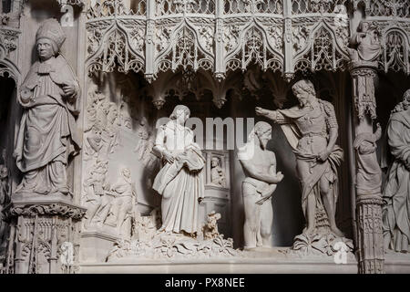 Le figure scolpite dalla vita di Cristo, interno della cattedrale di Chartres de Notre Dame, Francia Foto Stock