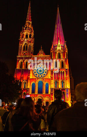 La vista in elevazione frontale della Cattedrale di Chartres de Notre Dame, Francia Foto Stock