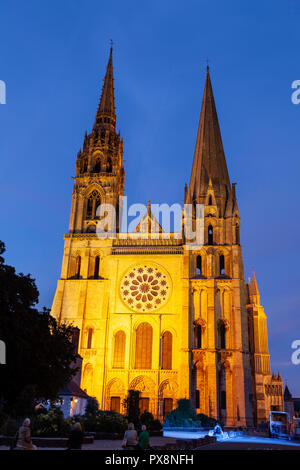 La vista in elevazione frontale della Cattedrale di Chartres de Notre Dame, Francia Foto Stock