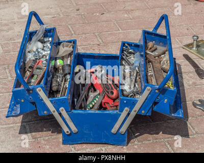 Professional plumbing strumenti e guarnizioni poste sul posto di lavoro. Foto Stock