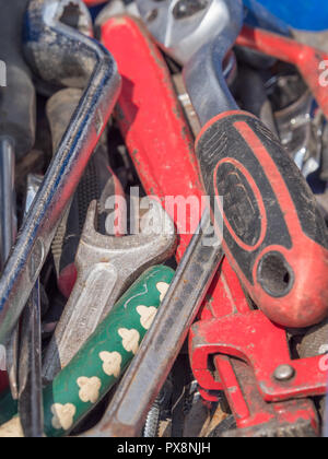 Professional plumbing strumenti e guarnizioni poste sul posto di lavoro. Foto Stock