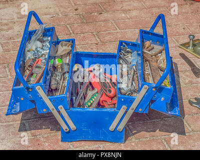 Professional plumbing strumenti e guarnizioni poste sul posto di lavoro. Foto Stock