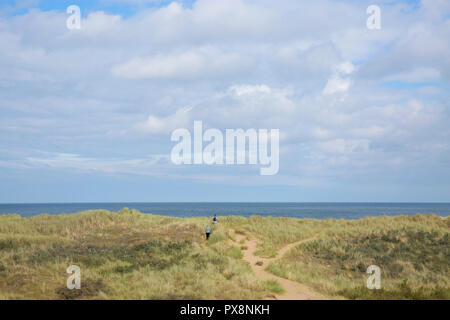 Passeggiando per le dune di sabbia a Thornham, Norfolk, Inghilterra Foto Stock