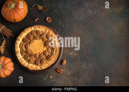 Torta di zucca con panna montata e cannella su sfondo rustico, vista dall'alto, copia dello spazio. Dolci fatti in casa per il Ringraziamento tradizionale torta di zucca. Foto Stock