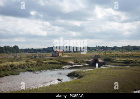 Vecchia barca-house e la foce a Thornham Porto Vecchio, Thornham, Norfolk, Inghilterra Foto Stock