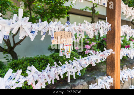 Omikuji o fortune raccontando strisce appeso nel Santuario Ikuta motivi a Kobe, Giappone Foto Stock