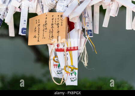 Omikuji o fortune raccontando strisce appeso nel Santuario Ikuta motivi a Kobe, Giappone Foto Stock