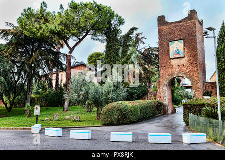 Castel di Lev roma, Italia - 6 ottobre 2018 :il paesaggio della torre antica con l'entrata dell'antica struttura del Santuario di Divi Foto Stock