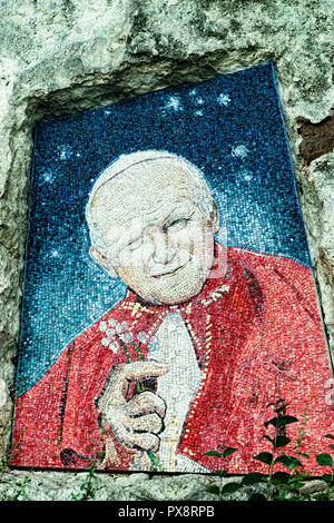 Castel di Lev roma, Italia - 6 Ottobre 2018 : il bel mosaico di Papa Wojtyla, è opera del pittore Luca Vernizzi curato dall'architetto Luigi Foto Stock