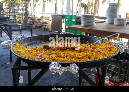 Paella cucinata in un ristorante all'aperto in Spagna; pasti a lato della spiaggia Foto Stock