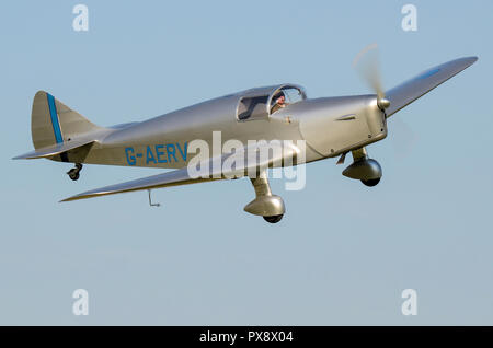 Miles M11A Whitney aereo diritto G-AERV in volo ad un airshow. 1930s aereo da turismo monoplano ad ala bassa in cielo blu Foto Stock
