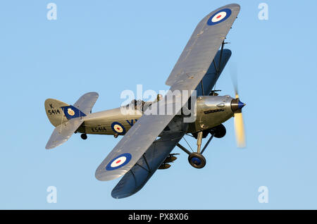 Hawker Hind 1930s Royal Air Force bombardiere leggero piano dell'inter-anni di guerra prodotta da Hawker aeromobili. Velivolo biplano volare nel cielo blu Foto Stock