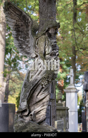 Grave la statua di un angelo presso il cimitero di Powazki a Varsavia, Polonia Foto Stock