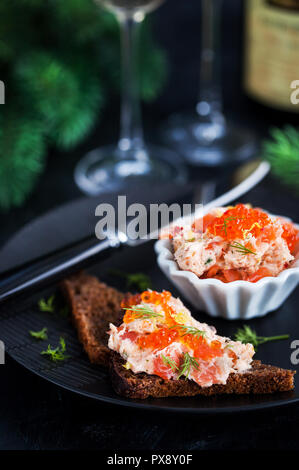 Pâté di salmone (rillettes) con caviale rosso servito con fette di pane Foto Stock