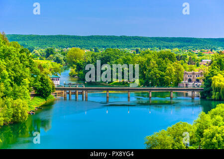 Vista aerea a ponte sul fiume Kupa nella città di Ozalj, Croazia centrale. Foto Stock