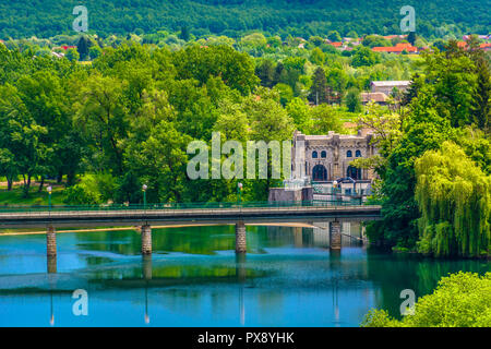 Vista panoramica al pittoresco paesaggio in Croazia centrale, fiume Kupa shore. Foto Stock