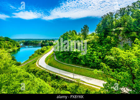 Vista panoramica al pittoresco paesaggio nella città di Ozalj e fiume Kupa, Croazia centrale. Foto Stock