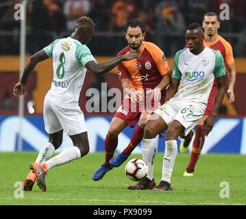 (181020) -- Istanbul, 20 ott. 2018 (Xinhua) -- Selcuk duranteil (2 L) di Galatasaray vies con Stephane Badji (1L) e Diafra Sakho del Bursaspor durante un bagno turco di Super League match di Istanbul, Turchia, Ottobre 19, 2018. La partita si è conclusa con un pareggio di 1-1. (Xinhua/Egli Canling) Foto Stock