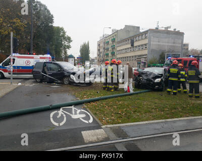 Varsavia, Polonia - Sabato 20 Ottobre 2018: Più veicoli coinvolti in un incidente d'auto. I soccorritori con la polizia, ambulanze e vigili del fuoco sono i veicoli aiutando i coinvolti. Credito: bestravelvideo/Alamy Live News Foto Stock