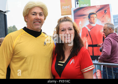 NEC di Birmingham, UK. 20 ottobre, 2018. I visitatori che arrivano per la destinazione annuale di Star Trek convention presso il NEC di Birmingham con molte persone vestite per l'occasione in costume che i caratteri usura nel famoso show televisivi e film. Peter Lopeman/Alamy Live News Foto Stock