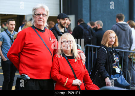 NEC di Birmingham, UK. 20 ottobre, 2018. I visitatori che arrivano per la destinazione annuale di Star Trek convention presso il NEC di Birmingham con molte persone vestite per l'occasione in costume che i caratteri usura nel famoso show televisivi e film. Peter Lopeman/Alamy Live News Foto Stock