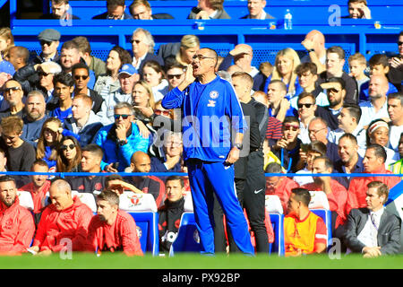 Londra, Regno Unito. Xx oct, 2018. Chelsea manager Maurizio Sarri urla le sue istruzioni. Premier League, Chelsea V Manchester United a Stamford Bridge di Londra sabato 20 ottobre 2018. Questa immagine può essere utilizzata solo per scopi editoriali. Solo uso editoriale, è richiesta una licenza per uso commerciale. Nessun uso in scommesse, giochi o un singolo giocatore/club/league pubblicazioni. pic da Steffan Bowen/ Credito: Andrew Orchard fotografia sportiva/Alamy Live News Foto Stock