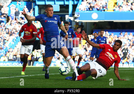 Londra, Inghilterra - 20 ottobre: 2018 Chelsea Ross Barkley viene affrontato dal Manchester United Rashford Marcus durante la Premiership League tra Chelsea e Manchester United a Stadio Stamford Bridge , Londra, Inghilterra il 20 Ott 2018. Azione di Credito Foto Sport Foto Stock