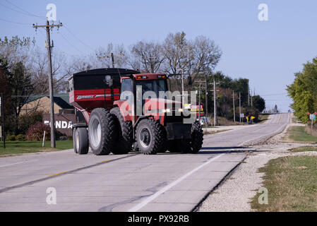 Fonda, IOWA, USA. Xvii oct, 2018. Un helper ritorna con un carro vuoto dopo aver effettuato un viaggio all'elevatore della granella locale come un agricoltore combina il suo campo di mais il mais al di fuori di fonda, Iowa, Mercoledì, Ottobre 17 2018. Gli agricoltori sono sollevati ad entrare nei loro campi per il raccolto dei loro raccolti dopo un periodo da sette a otto giorni di pioggia di recente. Ma questo rilievo non alleviare la loro trepidazione che la tariffa battibecco che l'attuale amministrazione repubblicana a Washington sta avendo con le altre nazioni. Credito: Jerry Mennenga/ZUMA filo/Alamy Live News Foto Stock