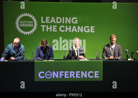 Glasgow, Scotland, Regno Unito. Xx oct, 2018. Scottish Partito Verde Conferenza Nazionale 2018. Con meno di 6 mesi per andare nel Regno Unito è dovuto a lasciare l'UE molto ancora resta da decidere. Nella foto e parlando anche sul pannello (destra-sinistra) è: Andy Wightman MSP; Membro del Seanad Eireann e irlandese Partito Verde - Il senatore grazia O'Sullivan; Alison Atack - la Law Society of Scotland Presidente (Presidente); Andy Sirel - cofondatore di JustRight Scozia. Credito: Colin Fisher/Alamy Live News Foto Stock