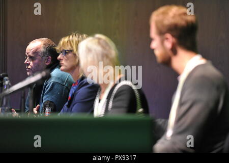 Glasgow, Scotland, Regno Unito. Xx oct, 2018. Scottish Partito Verde Conferenza Nazionale 2018. Con meno di 6 mesi per andare nel Regno Unito è dovuto a lasciare l'UE molto ancora resta da decidere. Nella foto e parlando anche sul pannello (destra-sinistra) è: Andy Wightman MSP; Membro del Seanad Eireann e irlandese Partito Verde - Il senatore grazia O'Sullivan; Alison Atack - la Law Society of Scotland Presidente (Presidente); Andy Sirel - cofondatore di JustRight Scozia. Credito: Colin Fisher/Alamy Live News Foto Stock