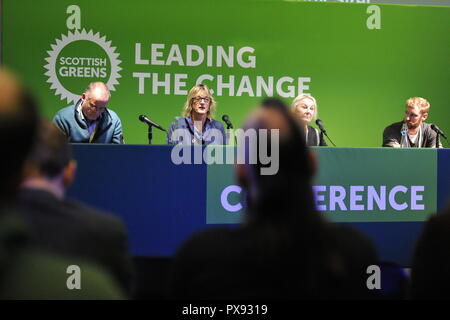 Glasgow, Scotland, Regno Unito. Xx oct, 2018. Scottish Partito Verde Conferenza Nazionale 2018. Con meno di 6 mesi per andare nel Regno Unito è dovuto a lasciare l'UE molto ancora resta da decidere. Nella foto e parlando anche sul pannello (destra-sinistra) è: Andy Wightman MSP; Membro del Seanad Eireann e irlandese Partito Verde - Il senatore grazia O'Sullivan; Alison Atack - la Law Society of Scotland Presidente (Presidente); Andy Sirel - cofondatore di JustRight Scozia. Credito: Colin Fisher/Alamy Live News Foto Stock