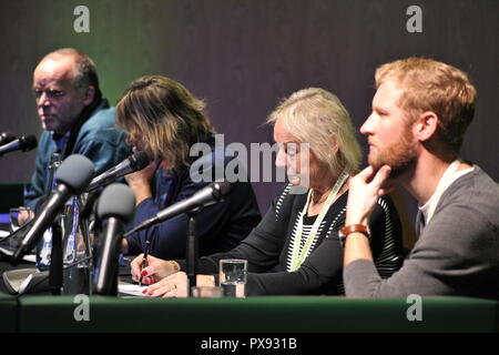 Glasgow, Scotland, Regno Unito. Xx oct, 2018. Scottish Partito Verde Conferenza Nazionale 2018. Con meno di 6 mesi per andare nel Regno Unito è dovuto a lasciare l'UE molto ancora resta da decidere. Nella foto e parlando anche sul pannello (destra-sinistra) è: Andy Wightman MSP; Membro del Seanad Eireann e irlandese Partito Verde - Il senatore grazia O'Sullivan; Alison Atack - la Law Society of Scotland Presidente (Presidente); Andy Sirel - cofondatore di JustRight Scozia. Credito: Colin Fisher/Alamy Live News Foto Stock