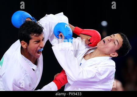 Buenos Aires, Argentina. Xvii oct, 2018. (L-R) Al Assiri M.A. (KSA), Edari Oussama (MAR) Karate : uomini Kumite -61kg Semi-Final nel corso Buenos Aires 2018 Olimpiadi della Gioventù alla gioventù Olympic Park a Buenos Aires in Argentina . Credito: Naoki Nishimura AFLO/sport/Alamy Live News Foto Stock