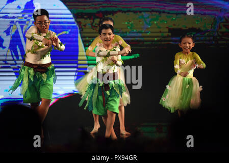 Singapore, Singapore. Xix oct, 2018. Gli animatori di eseguire durante la Cena di Gala presso l'ASEAN dei ministri della Difesa incontro Ottobre 19, 2018 a Singapore. Credito: Planetpix/Alamy Live News Foto Stock