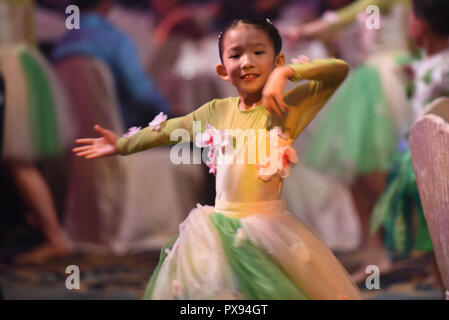 Singapore, Singapore. Xix oct, 2018. Gli animatori di eseguire durante la Cena di Gala presso l'ASEAN dei ministri della Difesa incontro Ottobre 19, 2018 a Singapore. Credito: Planetpix/Alamy Live News Foto Stock