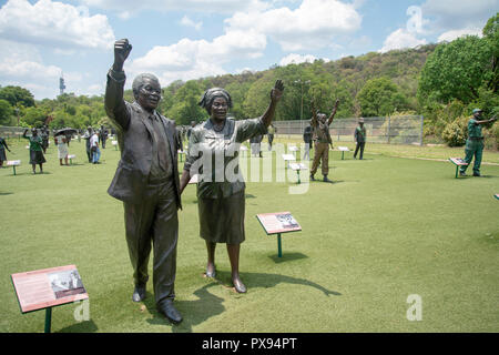 Pretoria, Sud Africa, 20 ottobre, 2018. Una scultura di Walter e Nontsikelelo Albertina Sisulu, chi avrebbe festeggiato il suo centesimo compleanno di domani, 21 ottobre. L'illustrazione fa parte del patrimonio nazionale monumento, in Pretoria Groenkloof della Riserva Naturale. Affiancato da Nelson Mandela, il piombo Sisulus "marzo alla libertà,' comprendente più di 50 life-size sculture in bronzo di uomini e donne che hanno combattuto per il Sud Africa per la liberazione dal regime dell Apartheid. Eva-Lotta Jansson/Alamy Live News Foto Stock