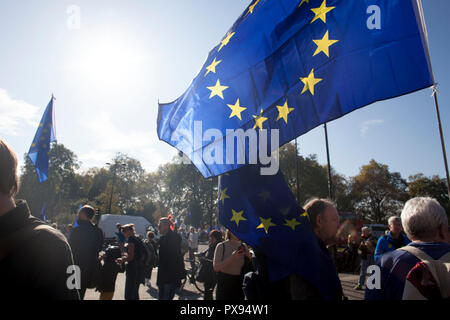 Londra, Regno Unito. Xx oct, 2018. I manifestanti sventolano le bandiere dell'UE all'anti-Brexit voto popolare marzo nel centro di Londra, 20 ottobre 2018 Credit: Hallberg foto/Alamy Live News Foto Stock