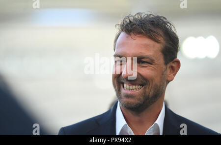 Stuttgart, Germania. Xx oct, 2018. Il 20 ottobre 2018, Germania, Stuttgart: Calcio - Bundesliga, VfB Stuttgart - Borussia Dortmund, ottava giornata in Mercedes Benz-Arena. Pullman Stuttgart Markus Weinzierl. Credito: Marijan Murat/dpa - AVVISO IMPORTANTE: DFL un d DFB regolamenti vietano qualsiasi uso di fotografie come sequenze di immagini e/o quasi-video./dpa/Alamy Live News Foto Stock