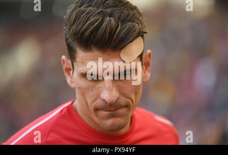 Stuttgart, Germania. Xx oct, 2018. Il 20 ottobre 2018, Germania, Stuttgart: Calcio - Bundesliga, VfB Stuttgart - Borussia Dortmund, ottava giornata in Mercedes Benz-Arena. Stoccarda è Mario Gomez. Credito: Marijan Murat/dpa - AVVISO IMPORTANTE: DFL un d DFB regolamenti vietano qualsiasi uso di fotografie come sequenze di immagini e/o quasi-video./dpa/Alamy Live News Foto Stock