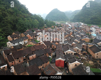 (181020) -- FUCHUAN, 20 ott. 2018 (Xinhua) -- Foto aeree prese su Ott. 19, 2018 mostra residenze civili di una comunità storica Chashan nel villaggio di Chaodong Township, Fuchuan Yao contea autonoma, a sud della Cina di Guangxi Zhuang Regione autonoma. Una rete di trasporti su strada e fluviali di collegamento dei trasporti odierna Hunan e Guangxi, Antico Percorso Xiaohe prosperato alla svolta del primo millennio A.C. e aveva servito per secoli come un canale chiave per l'immigrazione e il commercio nel centro e nel sud della Cina. Come molte città lungo l antica Via Xiaohe, Fuchuan County è ricca di testimonianze storiche Foto Stock