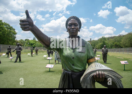 Pretoria, Sud Africa, 20 ottobre, 2018. Una scultura di Lilian Ngoyi, che portano le donne del marzo contro approvare leggi in 1956. L'illustrazione fa parte della lunga marcia verso la libertà del patrimonio nazionale monumento, in Pretoria Groenkloof della Riserva Naturale. Nelle vicinanze si trova una scultura di Albertina Sisulu, chi avrebbe festeggiato il suo centesimo compleanno di domani, 21 ottobre. Nontsikelelo Albertina Sisulu è unita dal defunto marito Walter Sisulu nella scultura. Credito: Eva-Lotta Jansson/Alamy Live News Foto Stock