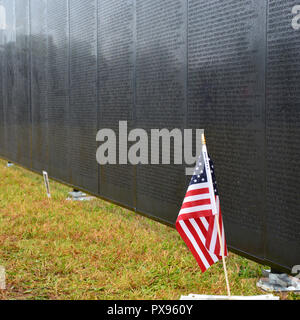 Wake Forest, North Carolina, Stati Uniti. 20 OTT 2018: la parete che guarisce, un mobile replica del Vietnam Memorial a Washington DC, visite Wake Forest su di esso il cross country viaggio in onore dei veterani e di fornire agli amici e alle famiglie un modo per ricordare i soldati che morirono nel conflitto. Credito: D Valutazione Smith/Alamy Live News Foto Stock