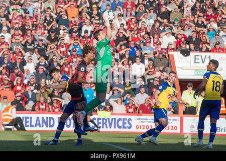 Alex McCarthy di Southampton salti ad alta la rivendicazione la palla durante il match di Premier League tra AFC Bournemouth e Southampton alla vitalità Stadium, Bournemouth, Inghilterra il 20 ottobre 2018. Foto di Simon Carlton. Solo uso editoriale, è richiesta una licenza per uso commerciale. Nessun uso in scommesse, giochi o un singolo giocatore/club/league pubblicazioni. Foto Stock