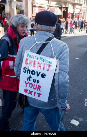 Londra, Regno Unito. Xx oct, 2018. Anti Brexit popoli marzo chiamando per un secondo referendum votare a lasciare l'UE. Londra 20 Ott 2018 più di 670.000 anti brexit pro secondo referendum sostenitori hanno marciato attraverso Londra e verso il basso di Whitehall a protestare fuori le case del Parlamento in piazza del parlamento di Westminster Londra England Regno Unito. Credito: BRIAN HARRIS/Alamy Live News Foto Stock