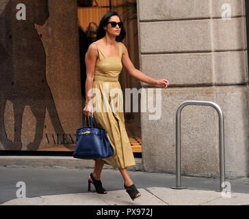 Milano, Rula Jebreal passeggiate nel centro di Rula Jebreal, palestinese per la giornalista e scrittore di cittadinanza israeliana, naturalizzato e residenti in Italia, stupito per le strade del centro. Qui si è vestito molto elegantemente, passeggiate in via Montenapoleone. Foto Stock