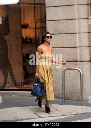 Milano, Rula Jebreal passeggiate nel centro di Rula Jebreal, palestinese per la giornalista e scrittore di cittadinanza israeliana, naturalizzato e residenti in Italia, stupito per le strade del centro. Qui si è vestito molto elegantemente, passeggiate in via Montenapoleone. Foto Stock