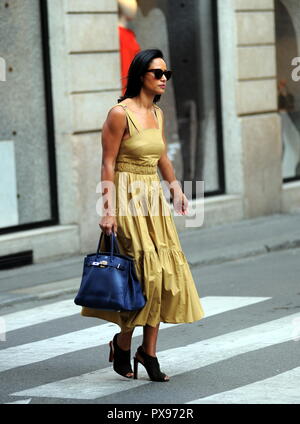 Milano, Rula Jebreal passeggiate nel centro di Rula Jebreal, palestinese per la giornalista e scrittore di cittadinanza israeliana, naturalizzato e residenti in Italia, stupito per le strade del centro. Qui si è vestito molto elegantemente, passeggiate in via Montenapoleone. Foto Stock